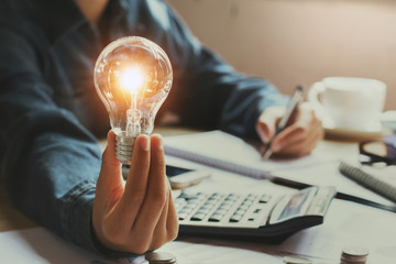 倩碧水嫩保湿夜间滋养面膜水磁场打开后瓶口处有金属贴纸吗